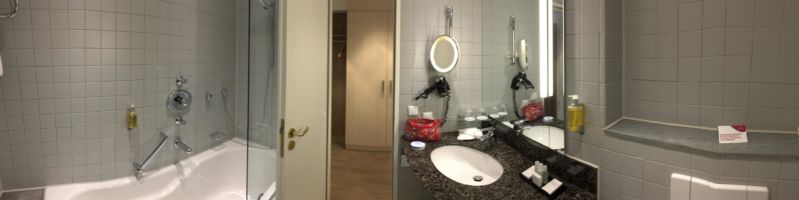 Das Bad im Crowne Plaza Hannover Schweizerhof - duschen will hier auch gelernt sein Das Bad im Crowne Plaza Hannover Schweizerhof - duschen will hier auch gelernt sein
