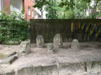 Die Vorlage der Steinköpfe auf den Osterinseln steht auf einen Spielplatz in Hannover Die Vorlage der Steinköpfe auf den Osterinseln steht auf einen Spielplatz in Hannover