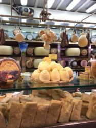 Kleine Käseauswahl im Markt San Benedetto in Cagliari Sardinien Kleine Käseauswahl im Markt San Benedetto in Cagliari Sardinien