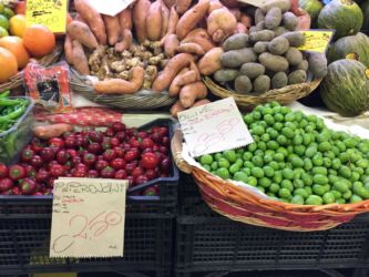 Gemüse in der San Benedetto Markthalle Sardinien Cagliari Gemüse in der San Benedetto Markthalle Sardinien Cagliari
