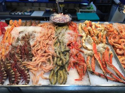 Es gibt frischen Fisch in der Markthalle Santa Cruz Mercado de Nuestra Señora de África Es gibt frischen Fisch in der Markthalle Santa Cruz Mercado de Nuestra Señora de África