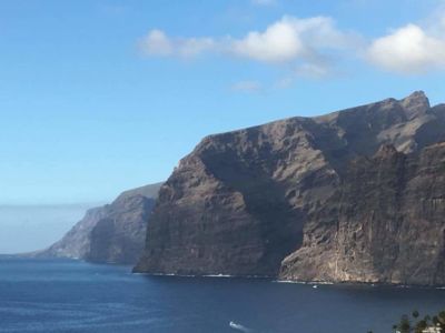 Felsküste von Los Gigantes mit bis zu 400 Meter hohen Klippen Felsküste von Los Gigantes mit bis zu 400 Meter hohen Klippen