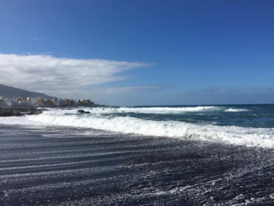 Typisch für Teneriffa sind die dunklen Strände Typisch für Teneriffa sind die dunklen Strände