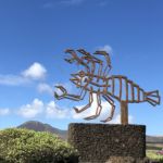 Skultpur am Jameos del Agua auf Lanzarote mit Vulkan im Hintergrund Skultpur am Jameos del Agua auf Lanzarote mit Vulkan im Hintergrund