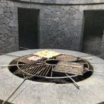 Grillhähnchen im Timanfaya Nationalpark Verschwommenes Grillhähnchen im Timanfaya Nationalpark