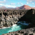 Los Hervideros Klippen auf Lanzarote mit Timanfaya Nationalpark Los Hervideros Klippen auf Lanzarote mit Timanfaya Nationalpark