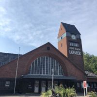 Man sieht die Uhrzeit schon vom Strand. Bahnhof Travemünde Bahnhof Travemünde