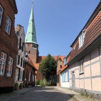 Eine Straße in der Travemünder Altstadt. Travemünde Altstadt - Erfahrungen auf dem Ostseeradweg